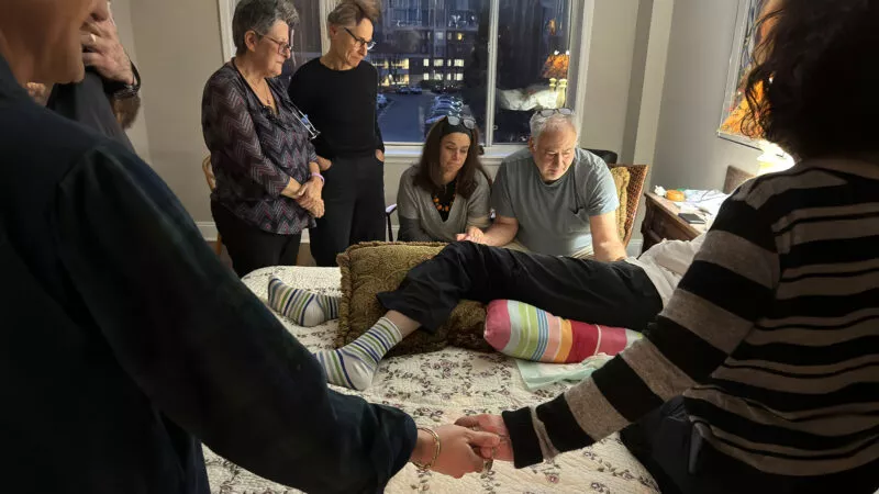 Dr. Robin Plumer with Pat Thaler and her family on the aid-in-dying day.